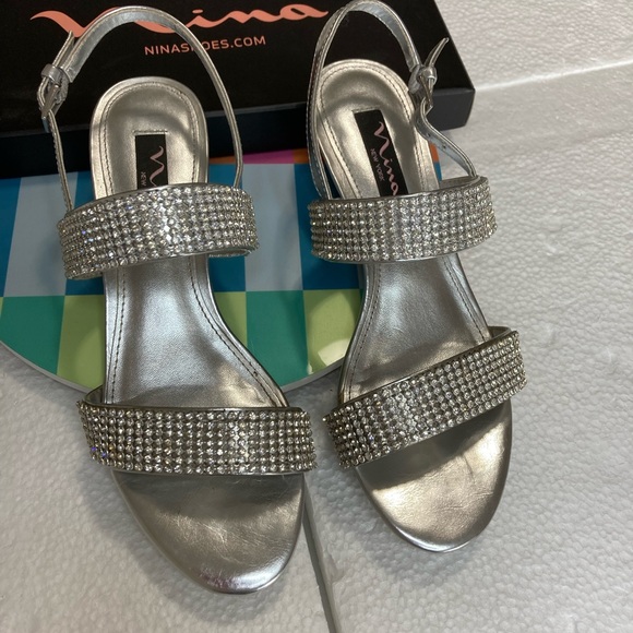 Nina women’s silver sandal. Size 5 1/2 - Picture 3 of 12